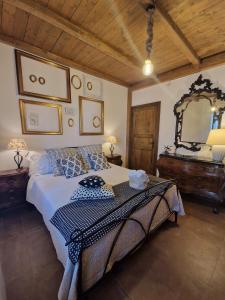 - une chambre avec un lit et un grand miroir dans l'établissement Cacciatrici di orizzonti casa vacanze, à Lanuvio