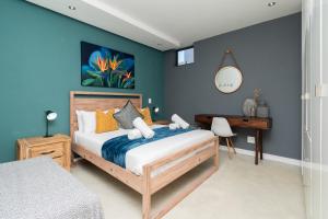 Stylish Green Point Apartment tesisinde bir odada yatak veya yataklar