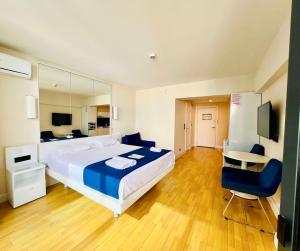 Una cama o camas en una habitación de Luxury Aparthotel orbi in black sea arena