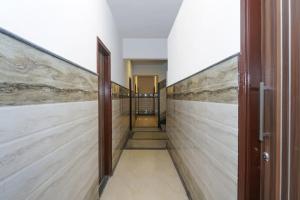 - un couloir avec des murs en marbre et des portes en bois dans l'établissement Arusai, à Méribel Village
