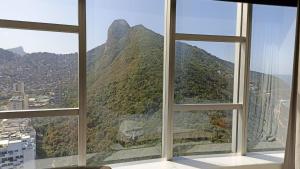 una ventana con vistas a una montaña en Hotel Nacional Rio de Janeiro, en Río de Janeiro