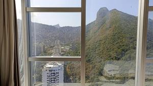 una ventana con vistas a una montaña en Hotel Nacional Rio de Janeiro, en Río de Janeiro