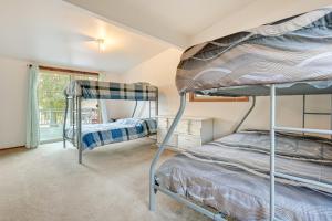 Poschodová posteľ alebo postele v izbe v ubytovaní Northern Michigan Vacation Rental on Crooked Lake!