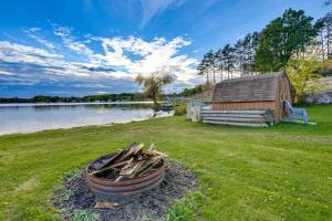 En hage utenfor Northern Michigan Vacation Rental on Crooked Lake!