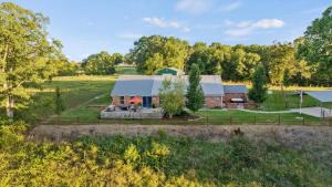 - une vue aérienne sur une ferme avec une grange dans l'établissement Quiet Country Escape, 