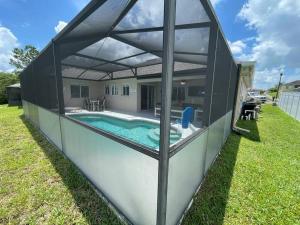 una casa con piscina en el patio trasero en Luxury Modern Pool House close to theme parks. en Kissimmee