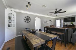 uma sala de jantar e sala de estar com mesa de jantar em Stone Cottage Retreat em Springfield