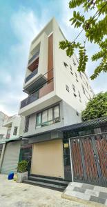 ホーチミン・シティにあるArt house with balcony by NHÀ TUI shareの白い高い建物