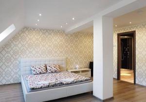 1 dormitorio con cama y pared en Relax Lounge, en Velké Meziříčí