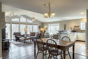 een keuken en een woonkamer met een tafel en stoelen bij Woodland View by Sarah Bernard Chalets, House near Golf Course and Aspen Center in Innsbrook