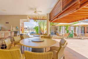 Camassari的住宿－IT08 Apto 3/4 a 50m da Praia - Itacimirim，一间带桌椅的用餐室