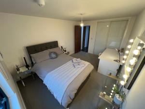 um quarto com uma cama grande e um candeeiro em Perfect-City Centre-Apartment em Birmingham