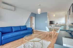 sala de estar con sofá azul y mesa en Confortable T2 / Clim + Parking, en Marmande