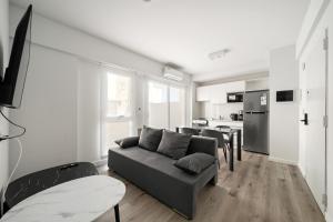 a living room with a couch and a kitchen at La Vie Suite Barrio Norte in Buenos Aires