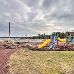 un parque infantil con tobogán en Peaceful Pond family fun getaway, en Albrightsville