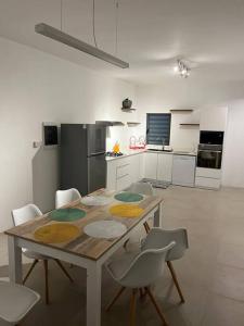 a kitchen with a table and chairs in a room at Entre ciel et mer in Grand Baie