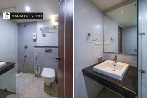 La salle de bains est pourvue d'un lavabo et de toilettes. dans l'établissement Collection O Lailas County Heritage Town, à Pondichéry