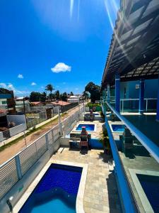 dwa baseny na balkonie budynku w obiekcie Privê Shalom w mieście Tamandaré