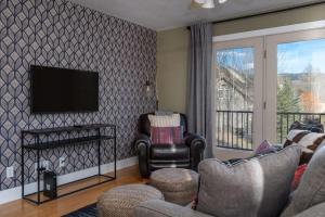 sala de estar con TV de pantalla plana en la pared en Apres Chalet Luxury Town Home off Ski Hill Rd, en Driggs