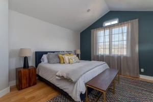 Un dormitorio con una cama grande y una ventana en Apres Chalet Luxury Town Home off Ski Hill Rd, en Driggs