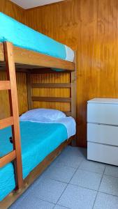 1 dormitorio con 2 literas y vestidor en Bahía Loreto en Caldera