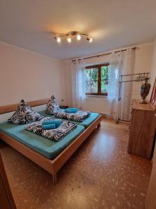 2 Betten in einem Zimmer mit Fenster in der Unterkunft Piece of Greece in Neunburg vorm Wald