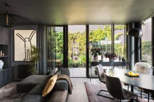 Oleskelutila majoituspaikassa Luxurious Penthouse, Expansive Wrap-Around Terrace