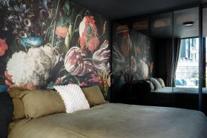1 dormitorio con 1 cama con pared de flores en Luxurious Penthouse, Expansive Wrap-Around Terrace en Londres