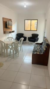 sala de estar con mesa y sillas en casa prive paulista, en Paulista