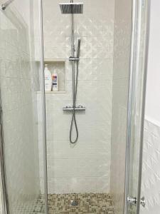 a shower with a glass door in a bathroom at Casa Turística San Agustín in Córdoba