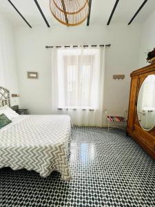 a bedroom with a bed and a window at Casa Turística San Agustín in Córdoba