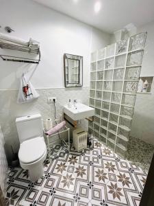 a bathroom with a toilet and a sink at Casa Turística San Agustín in Córdoba