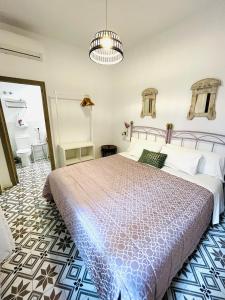 1 Schlafzimmer mit einem großen Bett und einem Badezimmer in der Unterkunft Casa Turística San Agustín in Córdoba