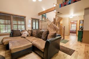 Posezení v ubytování Starlight Summit - Walk to Slopes - Luxury cabin with game room, hot tub, and pool table