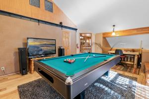 Biliár nebo kulečník v ubytování Starlight Summit - Walk to Slopes - Luxury cabin with game room, hot tub, and pool table