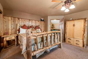 Postel nebo postele na pokoji v ubytování Starlight Summit - Walk to Slopes - Luxury cabin with game room, hot tub, and pool table