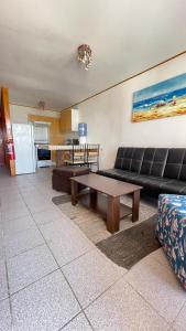 sala de estar con sofá y mesa en Bahía Loreto en Caldera