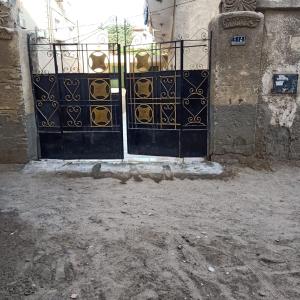 um portão para um edifício com uma porta aberta em Adam Pyramids no Cairo