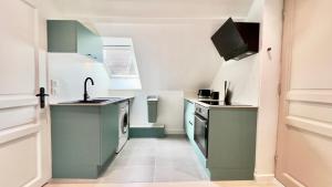 Una cocina o zona de cocina en Studio cosy et moderne au Centre de Senlis