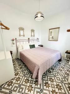 1 dormitorio con 1 cama con colcha rosa en Casa Turística San Agustín, en Córdoba