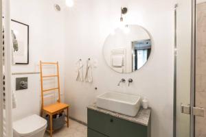 W łazience znajduje się umywalka i lustro. w obiekcie Cute Apartment perfect for business and travel. w Warszawie