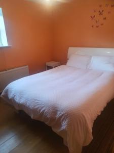 Postel nebo postele na pokoji v ubytování grange cottage 3 bedroom