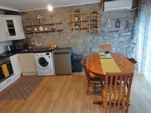 een keuken met een houten tafel en een eetkamer bij grange cottage 3 bedroom in Edenderry