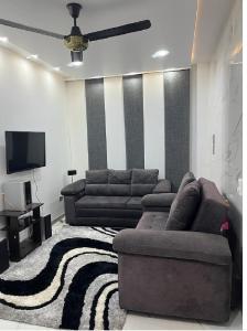 ein Wohnzimmer mit 2 Sofas und einem Flachbild-TV in der Unterkunft Hermosa casa Ricaurte in Girardot