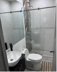 ein Bad mit einem WC, einem Waschbecken und einer Dusche in der Unterkunft Hermosa casa Ricaurte in Girardot