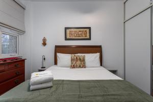 a bedroom with a large white bed and a dresser at Maravilha no Leme - Até 4 pessoas - GRC701 Z5 in Rio de Janeiro