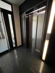 un pasillo vacío con puertas y ventanas en un edificio en Silver city, en Sofía