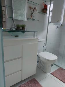 un bagno bianco con un water e un lavandino di Meu sonho realizado! Muito charmoso e acolhedor. a Vila Velha Altre 28 foto
