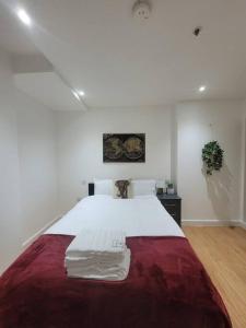 a bedroom with a large bed with two towels on it at 1 Bedroom Flat in London CB46 in Croydon