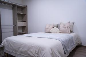 Ένα ή περισσότερα κρεβάτια σε δωμάτιο στο Mon nid d'amour!